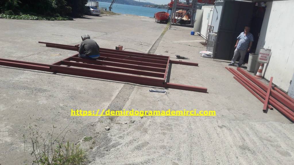 Ataşehir de demirci ustası demirden karkas yapıyor.