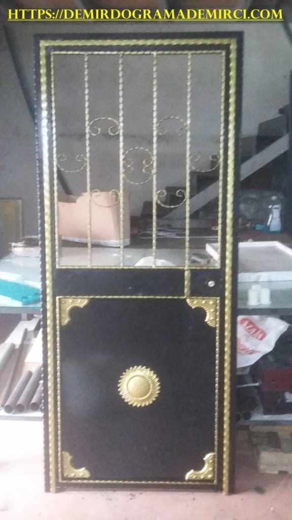 Kadıköy demir doğrama atölyesinde yapılmış ferforje kapı