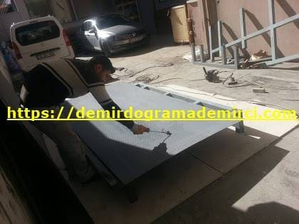 Maltepe demir doğrama ustası demir den platform yapmış ve boyamasını yapıyor
