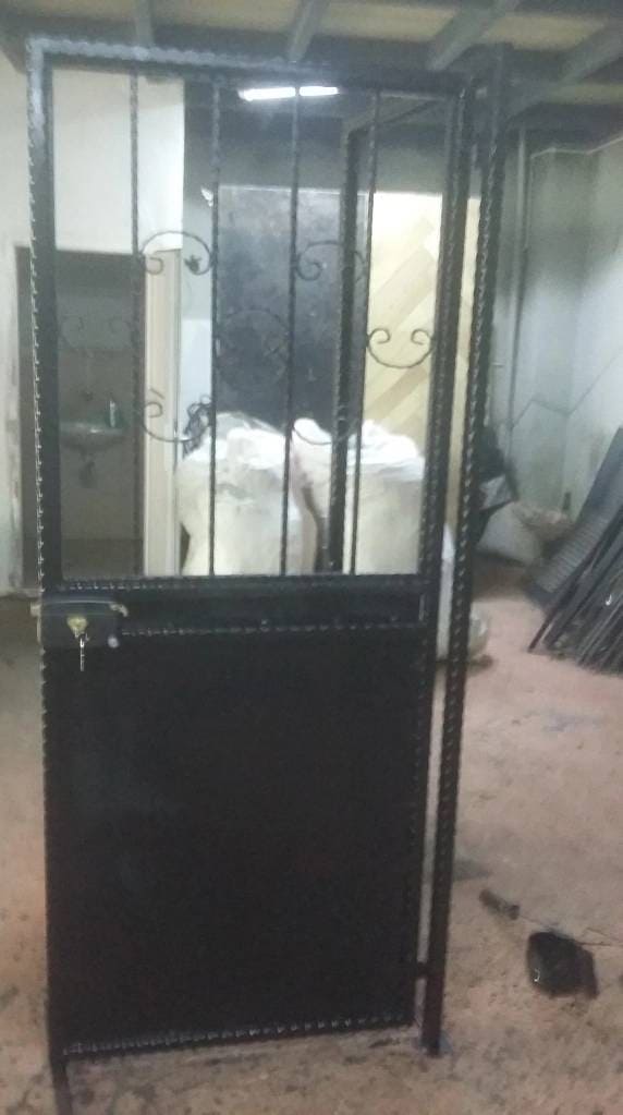 Tuzla demir doğrama atölyesin de yapılmış demir bir kapı.